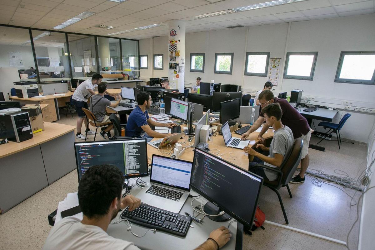 Alumnos en un aula de Informática de la UA