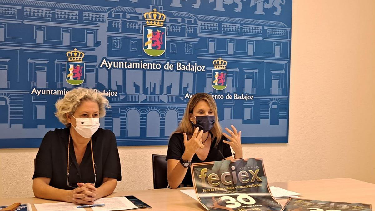 Pepa Dueñas y Blanca Subirán presentan la 30 edición de Feciex, ayer.