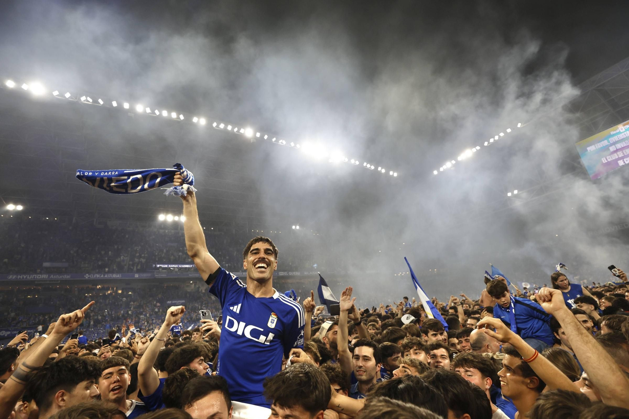 EN IMÁGENES: Así se vivió en el Carlos Tartiere la noche del ascenso del Oviedo a Primera División 24 años después