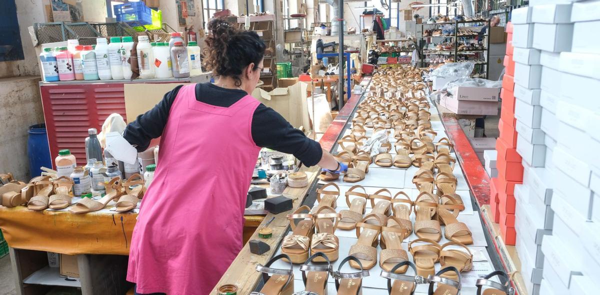 Planta de producción de una empresa de calzado de Elche. | ÁXEL ÁLVAREZ