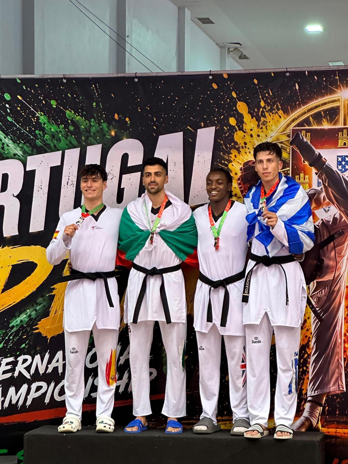 Juan Antonio Milán, a la izquierda, en el podio del Open de Portugal