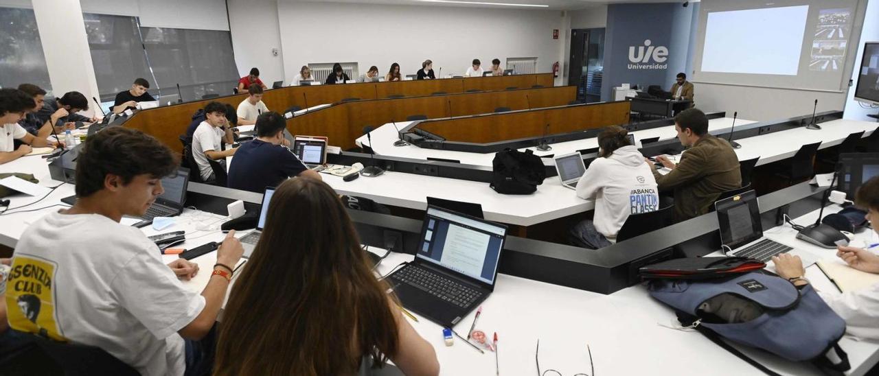 Alumnos, durante una clase simultánea con sus compañeros de A Coruña en un aula de la UIE en el campus de Vigo.