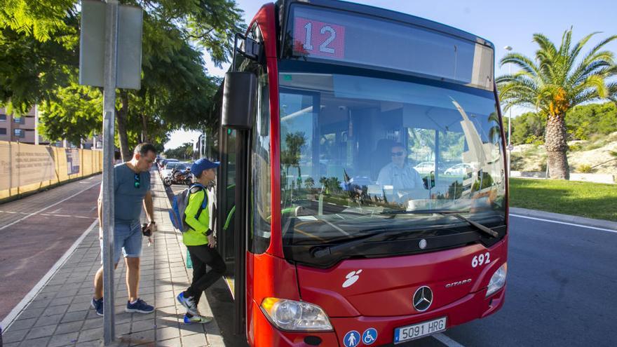 Un autobús urbano de la línea 12 en Alicante