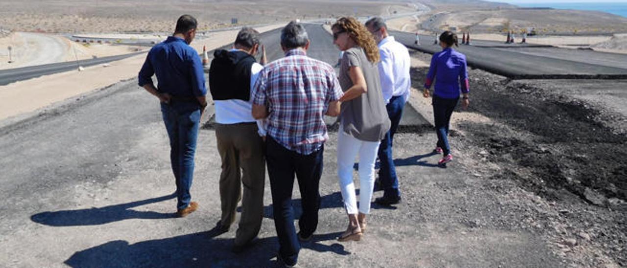 La consejera Ornella Chacón, cuarta por la izquierda, en la visita a uno de los tramos en obras del eje Norte-Sur de Fuerteventura, ayer.