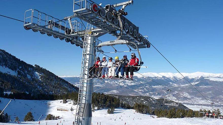 Imatge d&#039;ahir a Masella, encara amb esquiadors a les pistes.