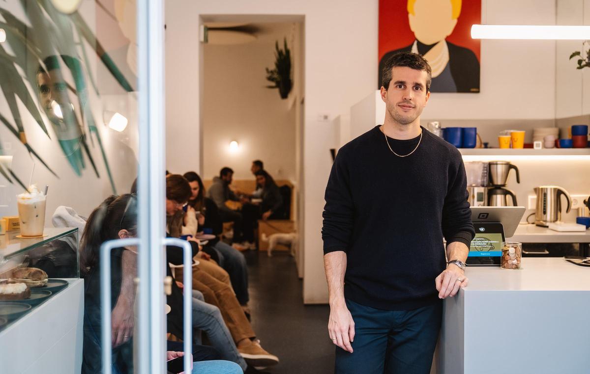 Pablo Caballero, uno de los dos socios de Hola Coffee, la cafetería del barrio Salamanca que ha sido elegida una de las mejores del mundo.
