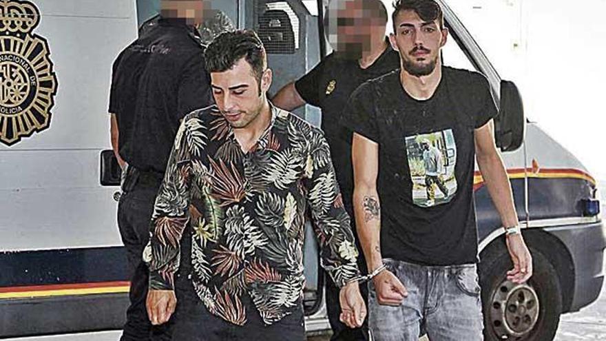 Los presuntos atracadores italianos de Barceló pasan, ayer, a disposición judicial.