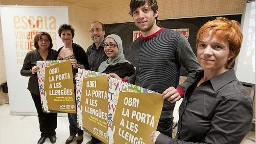 Font, Navarro, Gómez, Latifa, Dealbert y Soriano muestran carteles de la campaña.
