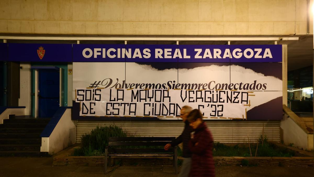 Vídeo| El cartel que resume el sentir del zaragocismo en las oficinas del club: "Sois la mayor vergüenza de la ciudad"