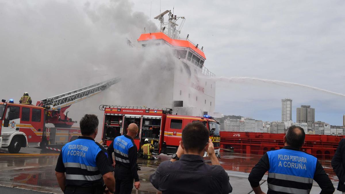 Los bomberos apagan un incendio declarado en un mercante atracado en el puerto de A Coruña