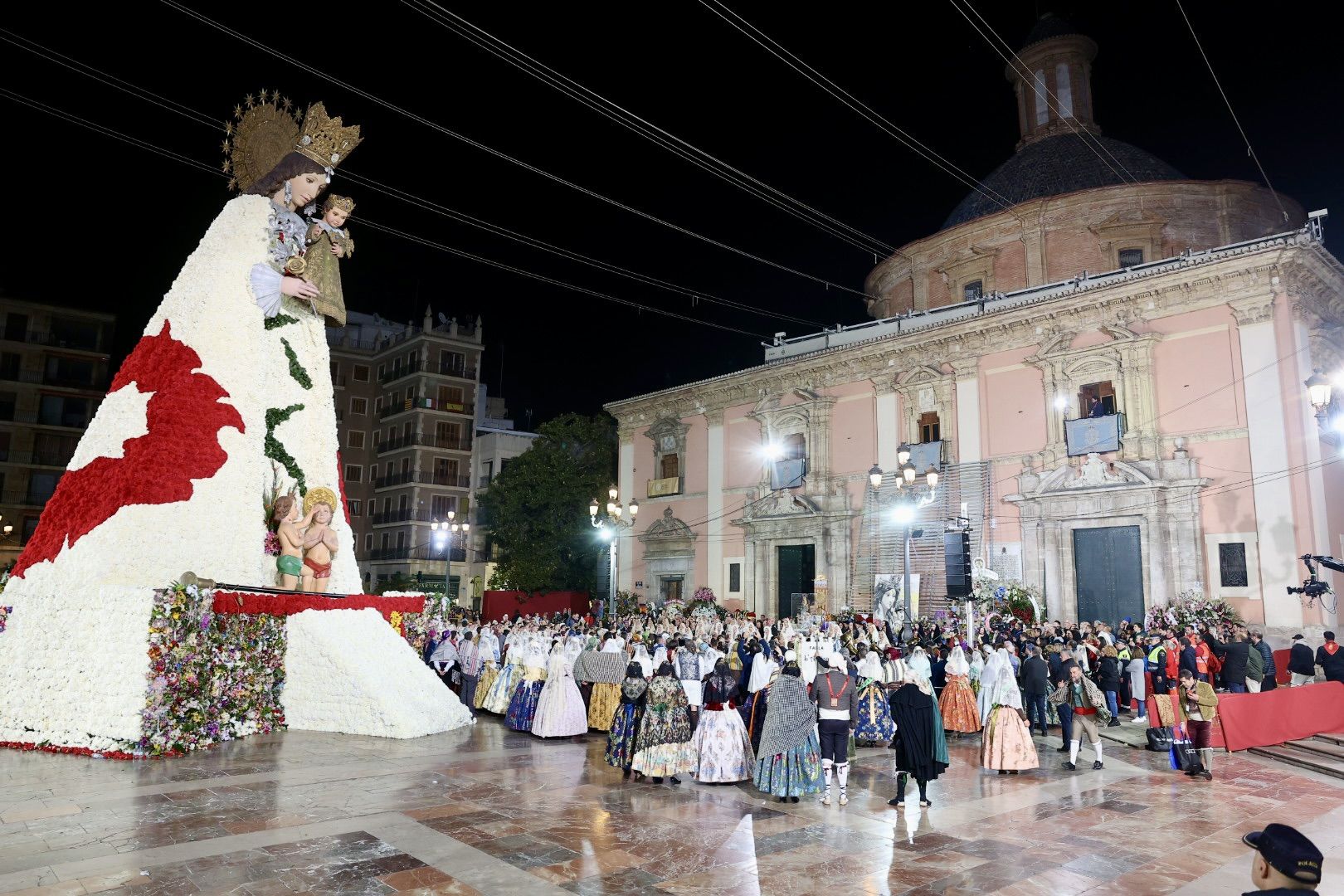 Laura Mengó y su corte coronan la ofrenda a la Virgen