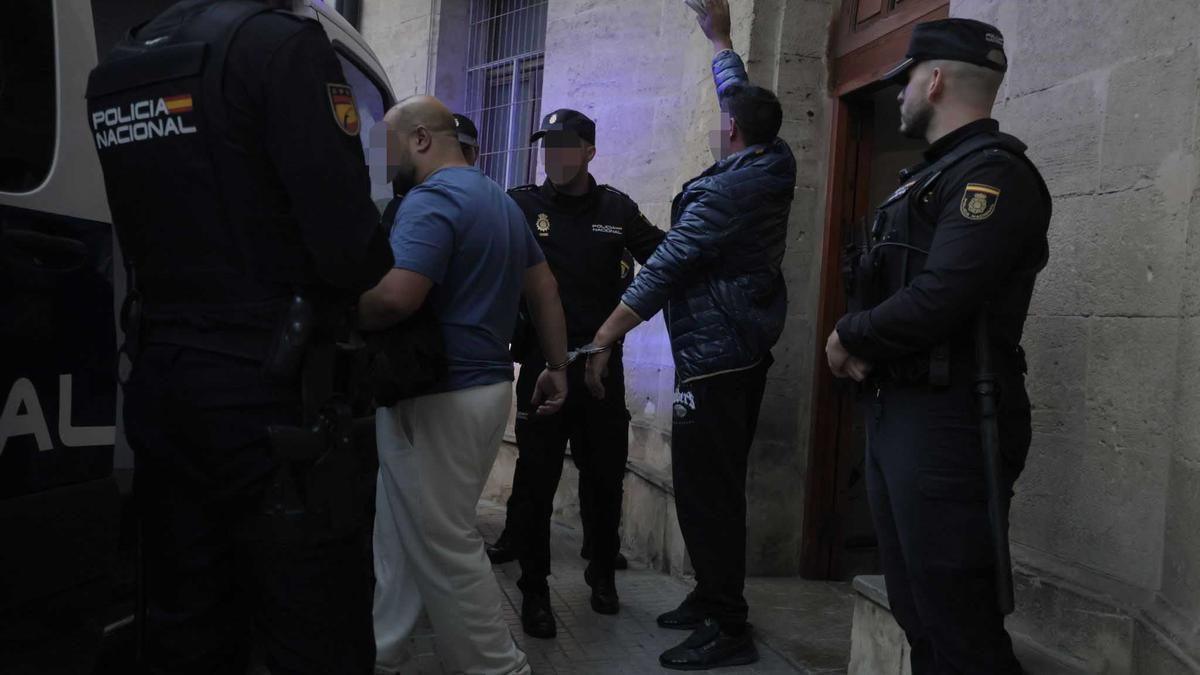 Los acusados, ayer en los juzgados de Palma al ser trasladados a prisión.