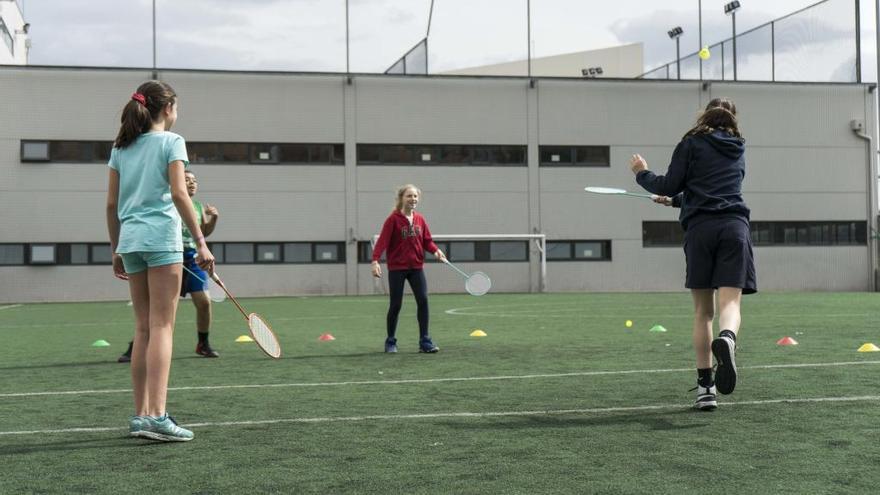 Varias niñas juegan el bádminton en los Campus de Pascua