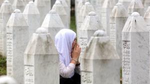 Una mujer musulmana asiste a una ceremonia para conmemorar el vigésimo sexto aniversario de la matanza de bosniomusulmanes de Srebrenica, en 2021