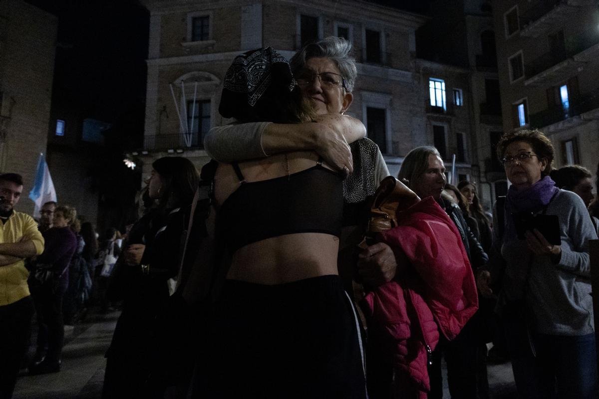 Mujer abrazando a una de las artistas de la performance.