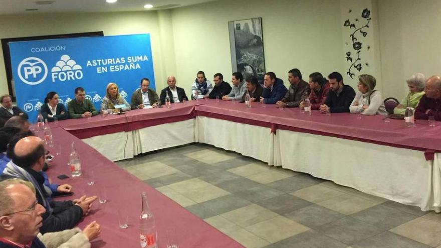 Mercedes Fernández, al fondo, en su reunión en Cangas de Onís, ayer.