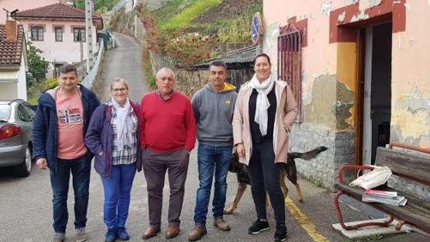 Gloria Muñoz, junto a vecinos de Ribono, ayer.