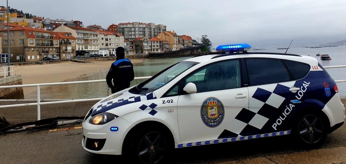 Un agente de la Policía Local patrulla en la localidad pontevedresa de Poio