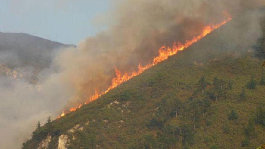 Cerrada la Ruta del Cares tras declararse un incendio en León