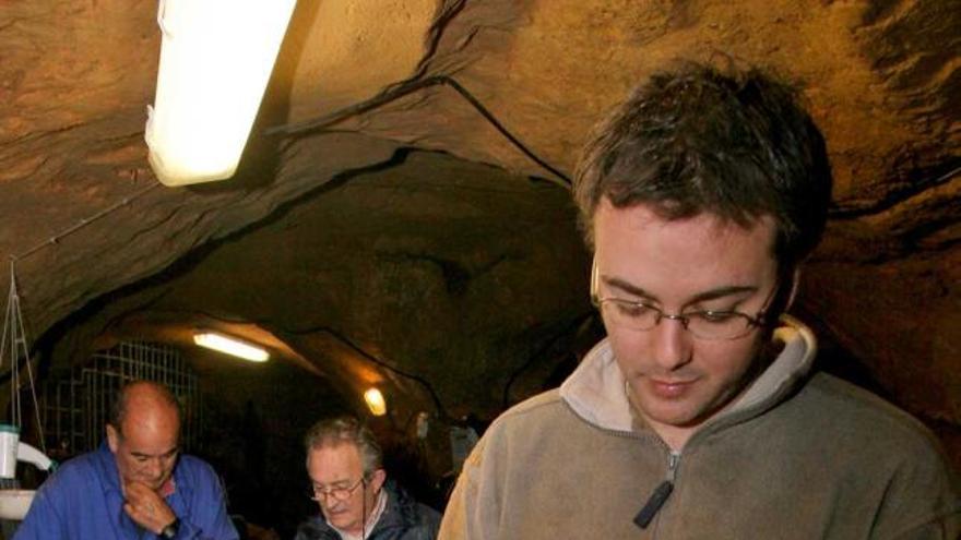 David Santamaría, en la cueva de Sidrón, en 1997. Al fondo, el geólogo Enrique Martínez y Javier Fortea.