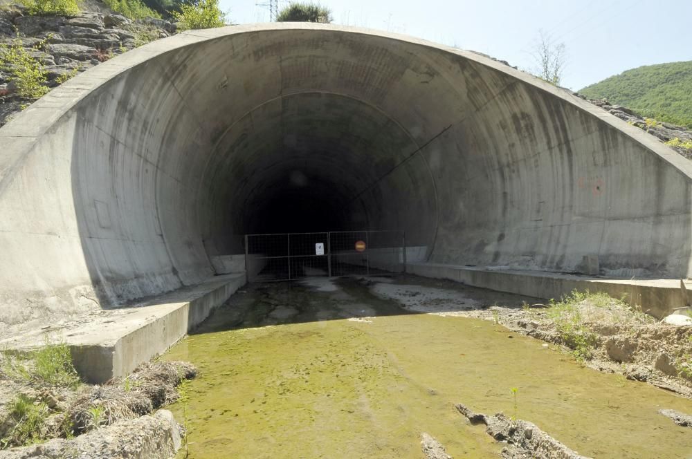 Obras Variante de Pajares // Agua saliendo de un túnel en Sotiello.