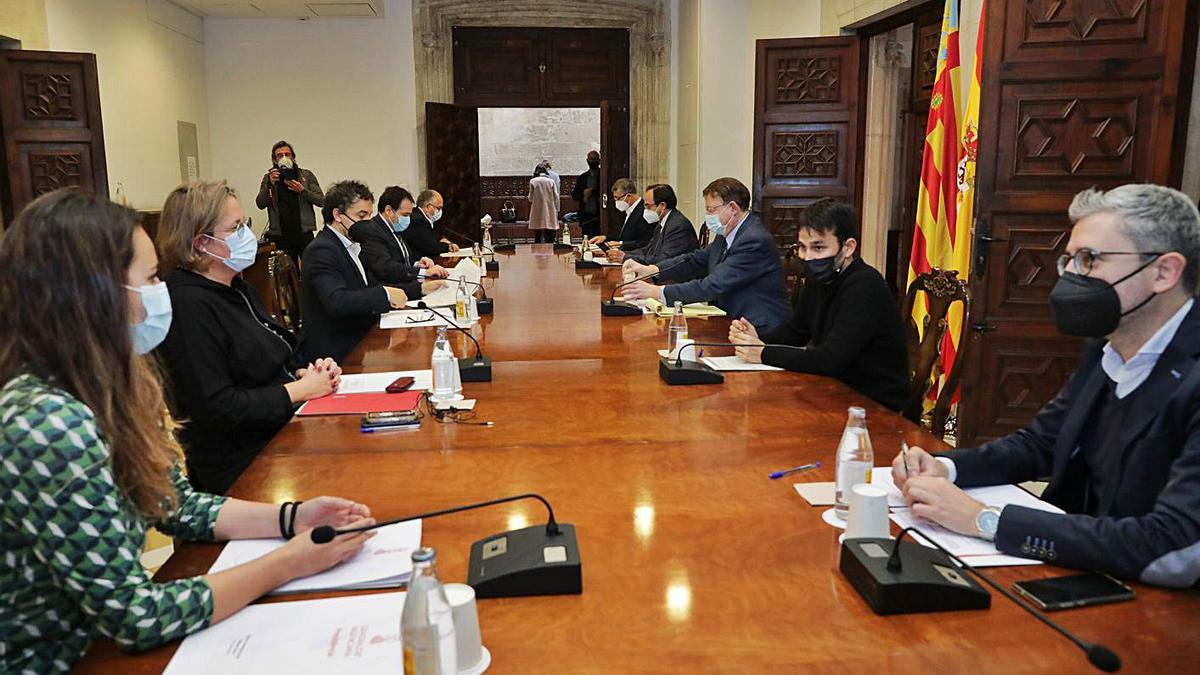Puig preside la reunión de la comisión de seguimiento de las ayudas del plan Resistir, ayer. | LEVANTE-EMV