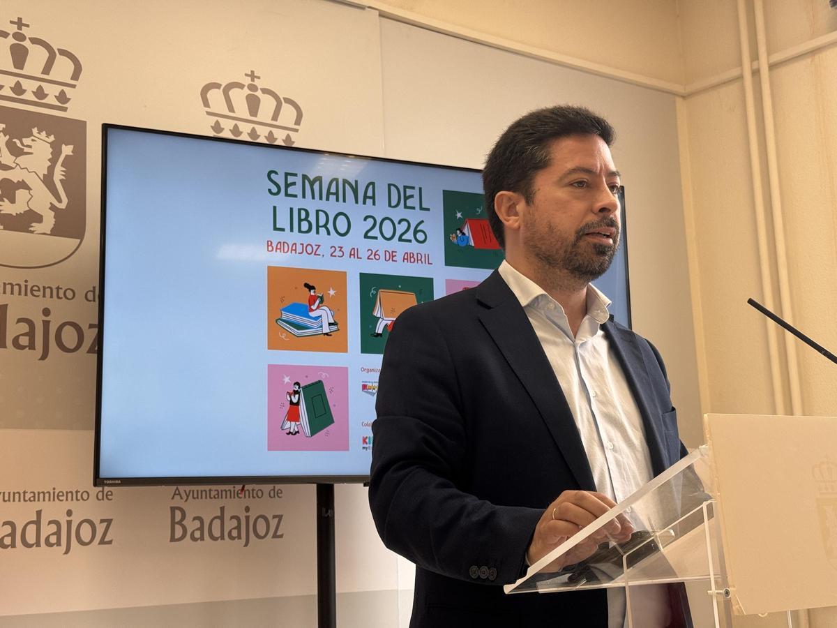 El concejal delegado José Antonio Casablanca durante la presentación de la Semana del Libro
