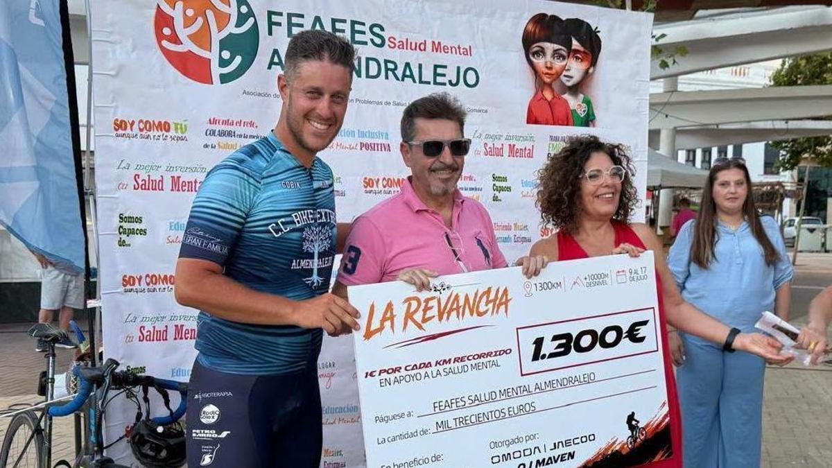 Pedro Hierro, Carlos Venegas e Inma Valero con el cheque solidario.