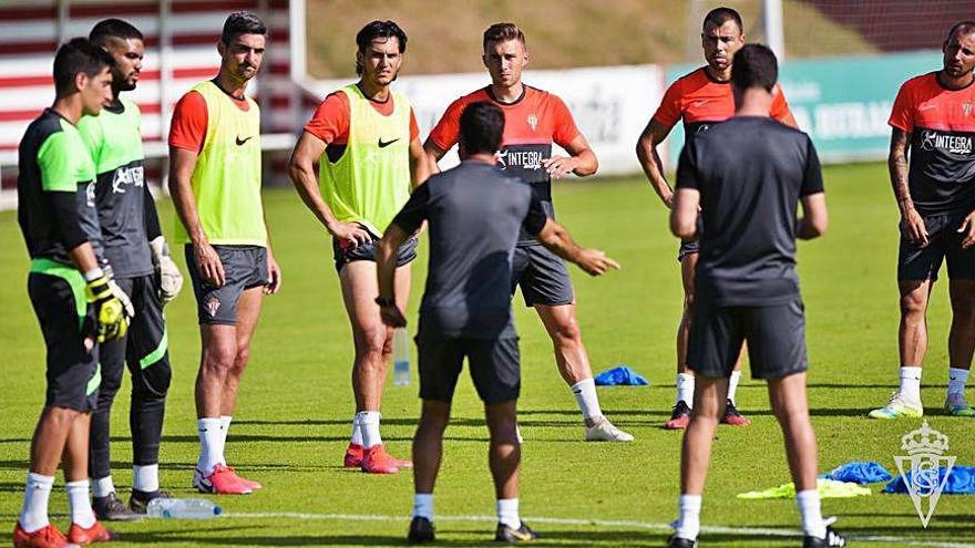 Por la izquierda, Mariño, Christian Joel, Borja López, Cristian Salvador, Bogdan, Javi Fuego y Aitor García escuchan a Gallego.