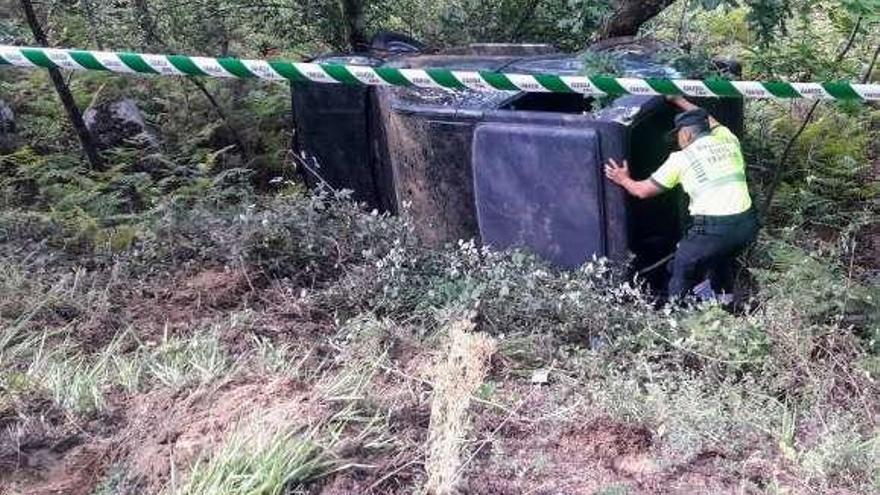 El vehículo se encontraba al fondo del barranco. // Iñaki Osorio