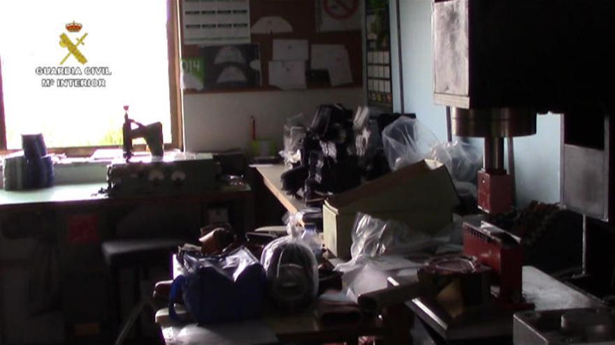 Detenidos en Tui y Mos los 3 cabecillas de una red de venta de ropa y calzado falsificados