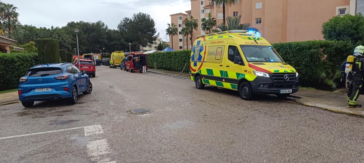 FOTOS | Desalojan a unos 60 vecinos por el incendio de un garaje en un edificio de Sa Coma