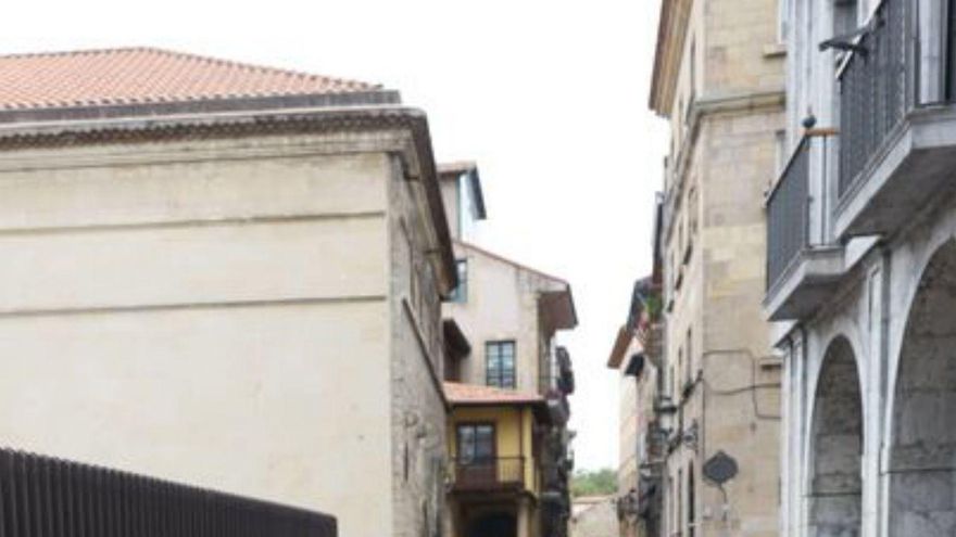 Laia San José Beltrán, en la calle Ferrería. Atrás, la cola de espectadores que la aguardan. | MIKI LÓPEZ