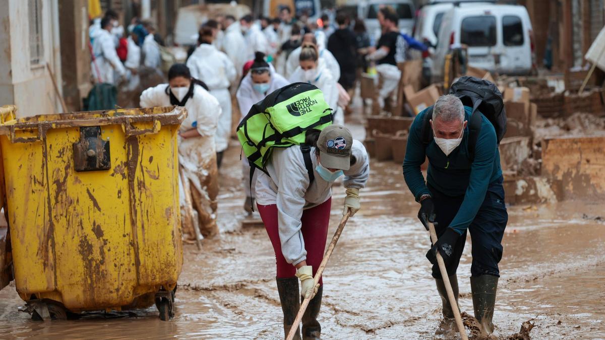 Voluntarios limpian barro en Paiporta a mediados de noviembre de 2024..