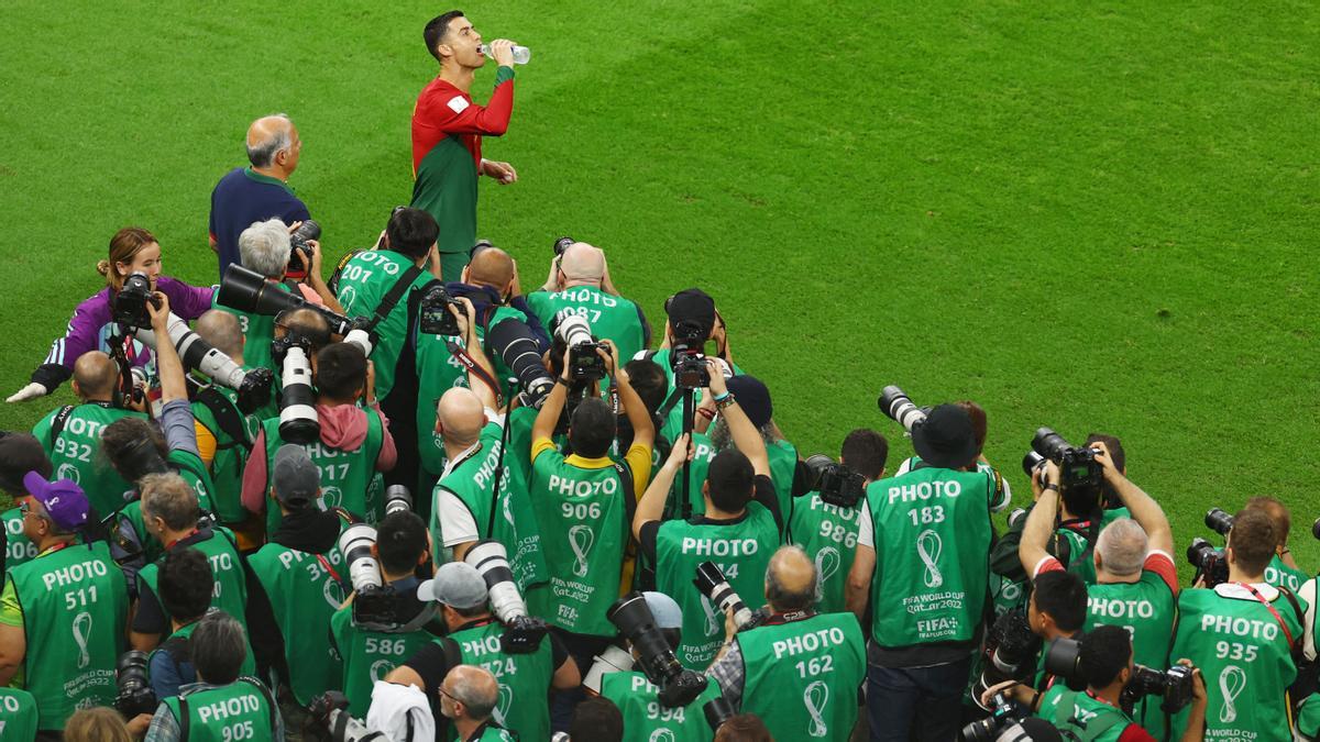 Cristiano Ronaldo, motivo de atracción para los fotógrafos antes del partido Portugal-Uruguay