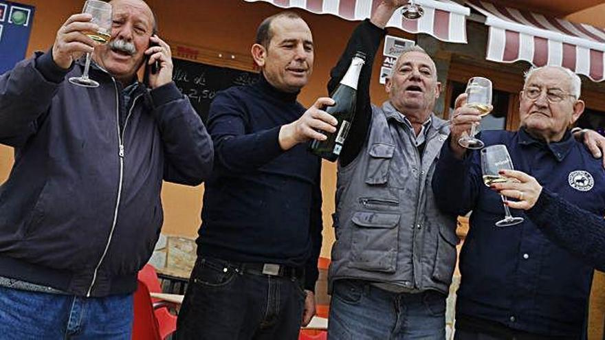 Dueños del bar Sandra de Fuentelapeña y vecinos celebran el décimo repartido del tercer premio.