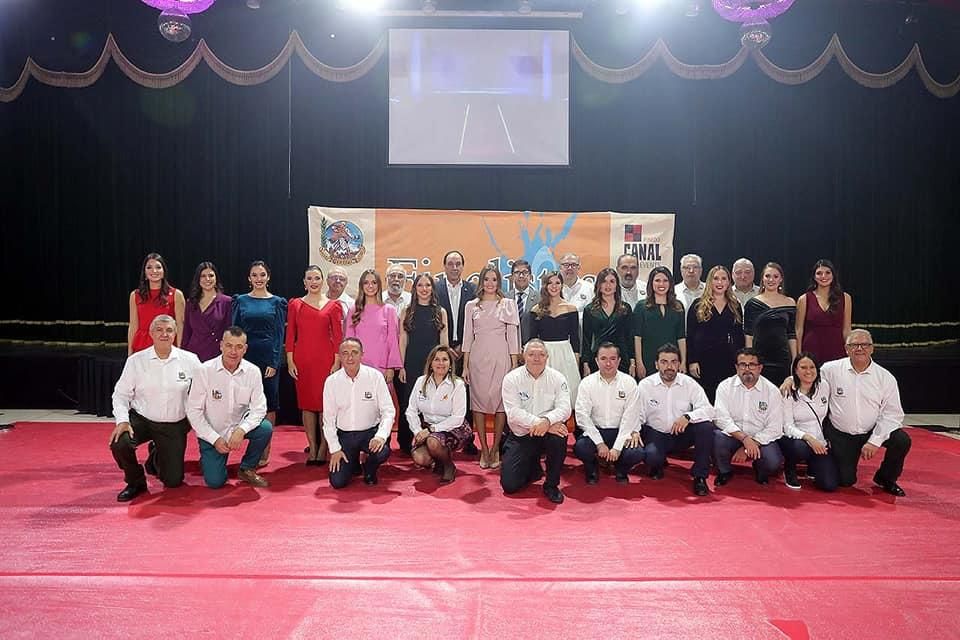 Antes del inicio, el "photocall". En este caso, con los miembros de la delegación de festejos de la Junta Central Fallera