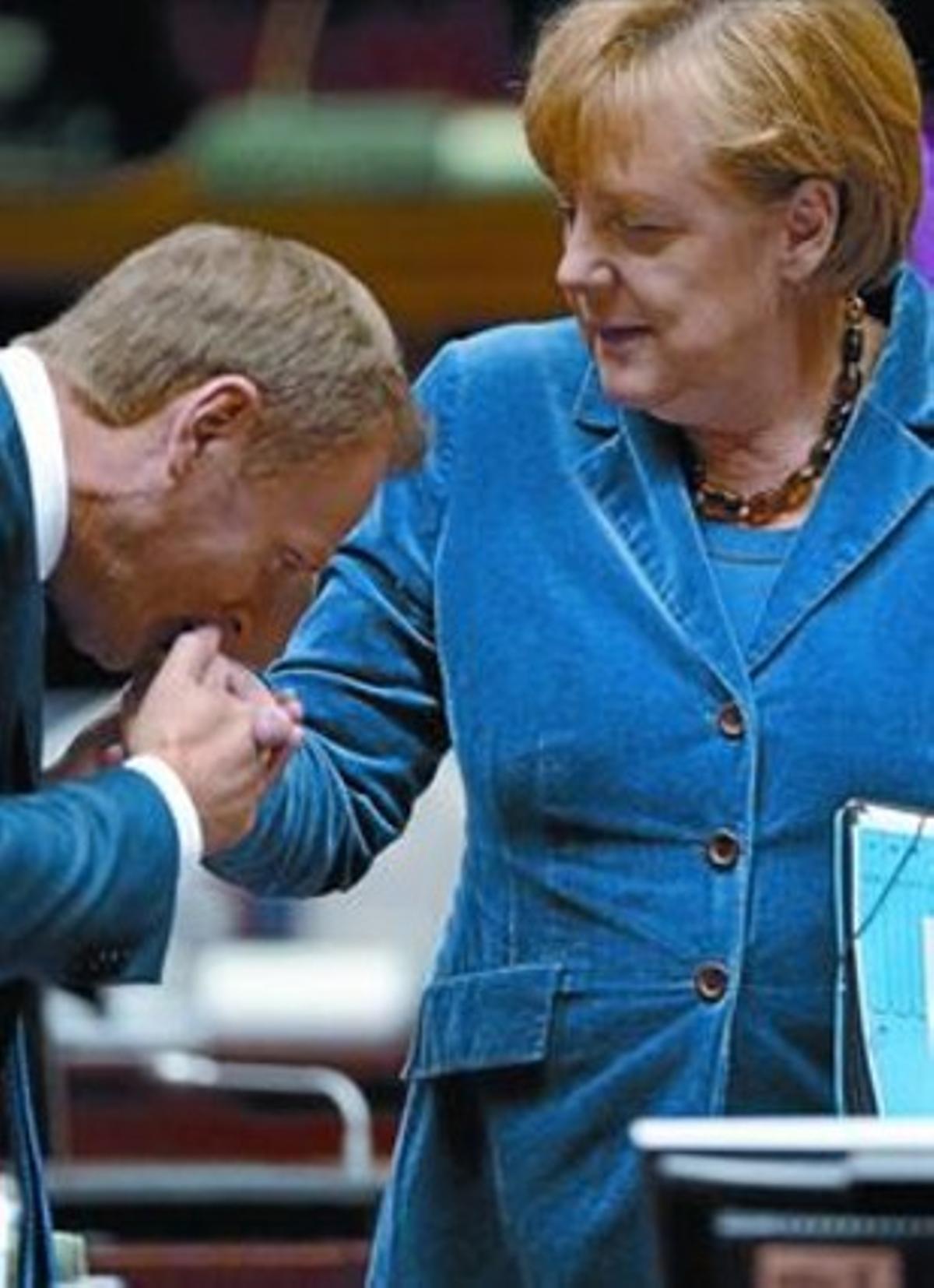 El primer ministre polonès, Donald Tusk, besa la mà de la cancellera alemanya, Angela Merkel, dimecres.
