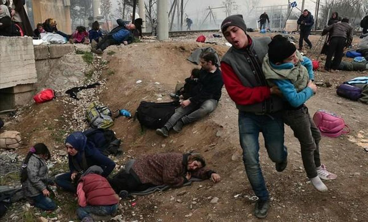 icoy32997154 topshot   a man evacuates a boy  while other migra160229160423