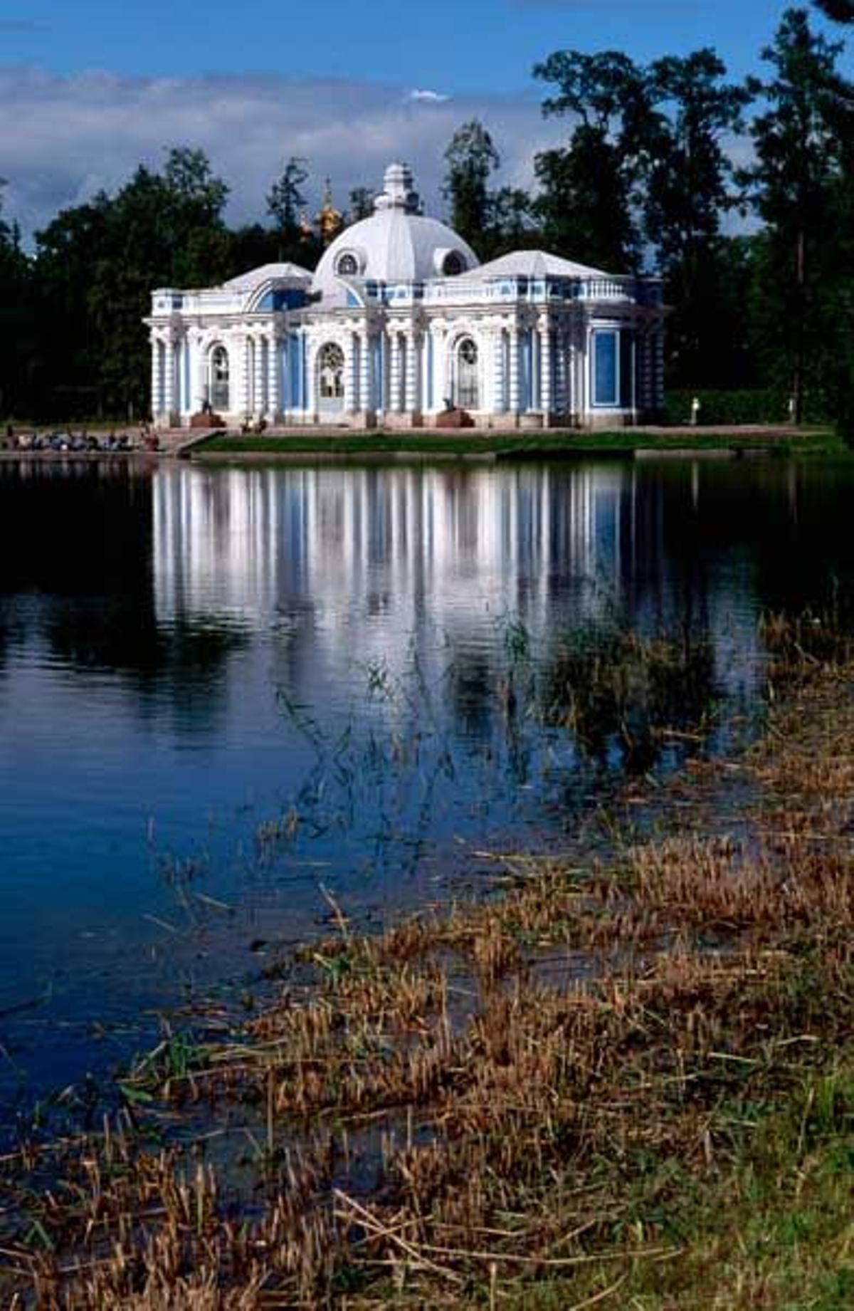El Palacio del Hermitage es uno de los tantos palacios con los que cuenta Peterhof.