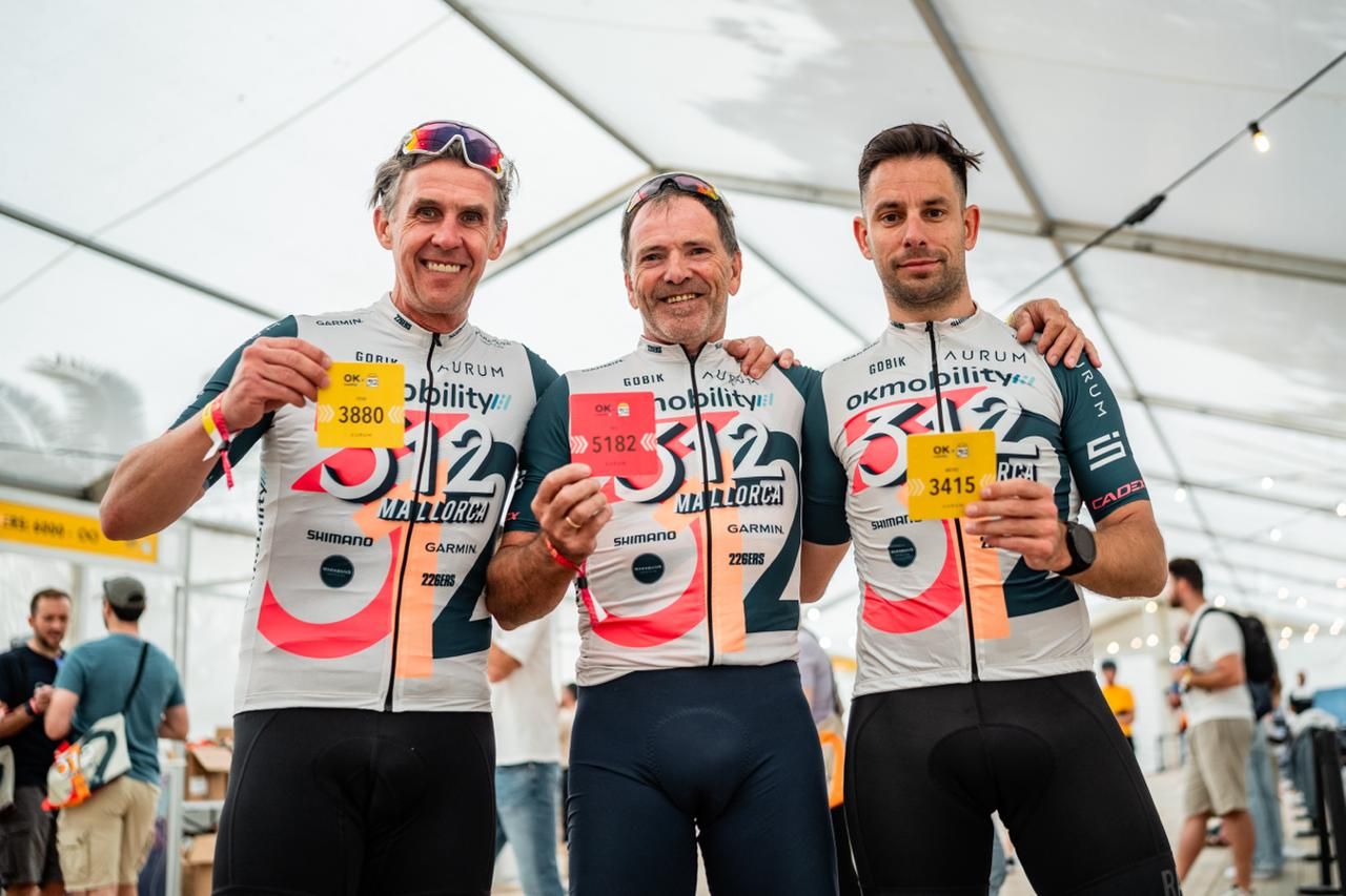 Los participantes en la Mallorca 312 OK Mobility recogen sus dorsales