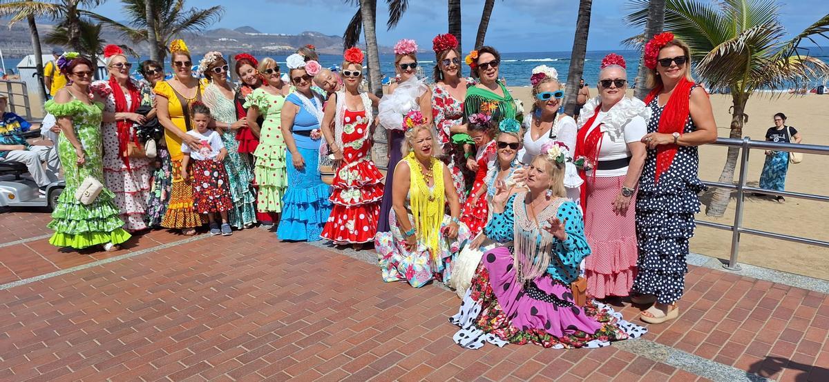 Algunas flamencas en Las Canteras este domingo en el cierre de la Feria de Abril del Club Victoria.