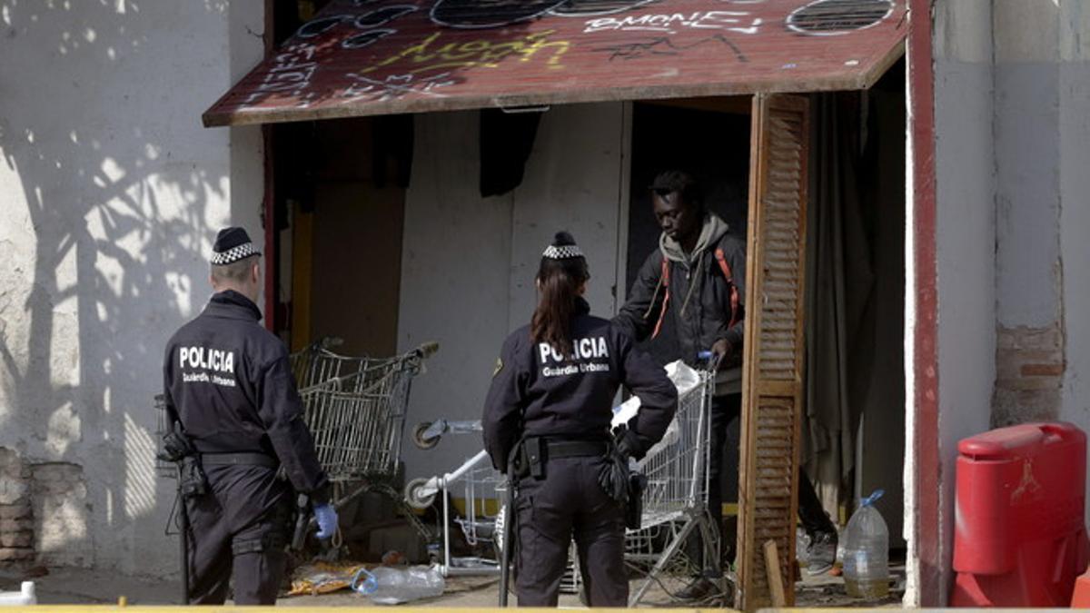 Agentes de la Guardia Urbana desalojan este miércoles por la mañana a una treintena de inmigrantes de un asentamiento ubicado en unas naves de los Encants Vells antiguos.