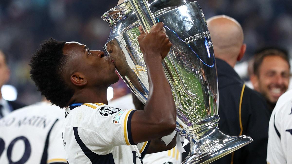 Vinicius Jr. 'orejona'yı öpüyor