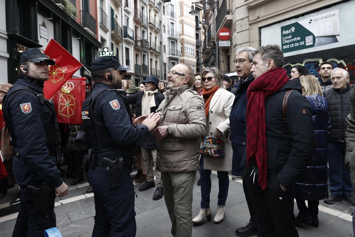 Miembros de la Policía calman los ánimos a de los asistentes a la concentración en apoyo a la alcaldesa Cristina Ibarrola. Miembros de la Policía calman los ánimos a de los asistentes a la concentración en apoyo a la alcaldesa Cristina Ibarrola.