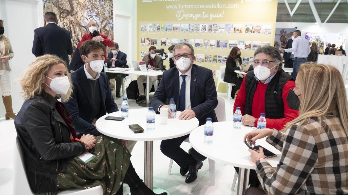 El presidente de la Diputación de Castellón, José Martí, y la diputada de turismo, Virginia Martí, este jueves durante una jornada de trabajo en Fitur.