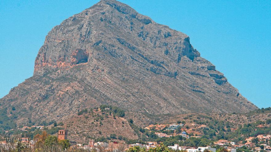 Xàbia expedienta a unos turistas por lanzar un castillo de fuegos artificiales en pleno Montgó