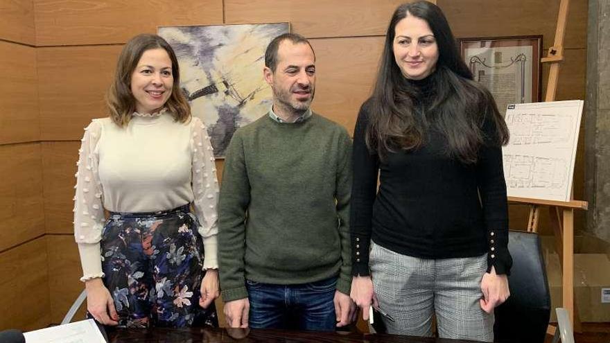 Por la izquierda, la directora de Telefónica en Asturias, Paula Beirán, Ángel García y Elisabet Vílchez, asesora de los fondos &quot;Dussy&quot;.