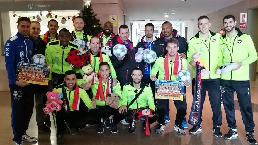 Los jugadores del Plásticos Romero, ayer, en su visita al hospital infantil.