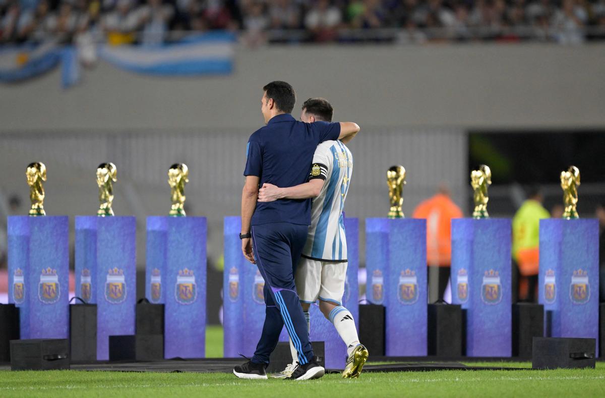 El entrenador argentino Lionel Scaloni y el delantero Lionel Messi se abrazan después del partido amistoso de fútbol entre Argentina y Panamá, en el estadio Monumental.